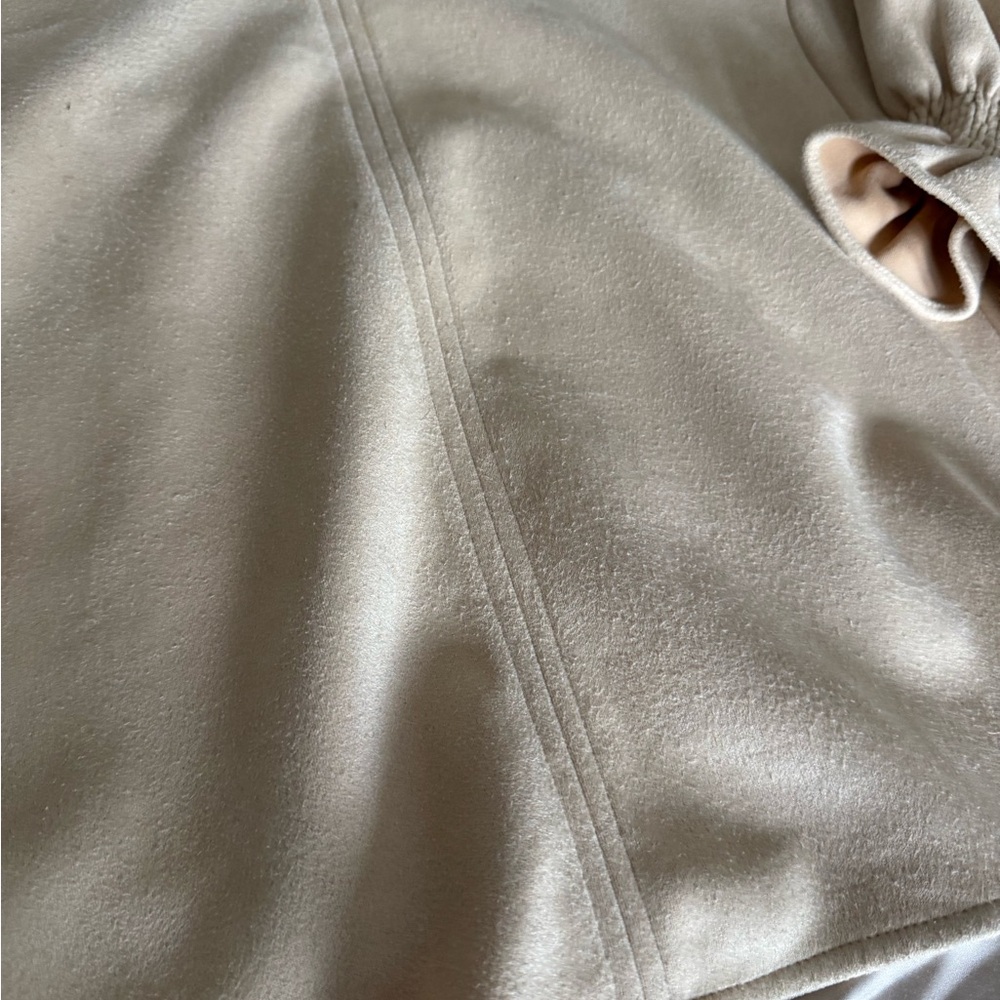 Tuckernuck bone suede Easton blouse Cream V-Neck Blouse with Puff Sleeves - Picture 7 of 12